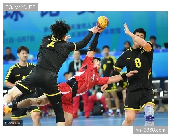 手球助攻判定标准解析：裁判如何区分有意与无意手球？