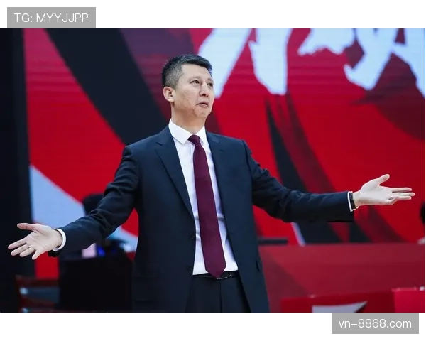 克里斯·韦伯通过背打内线对抗提升关键篮板和得分效率