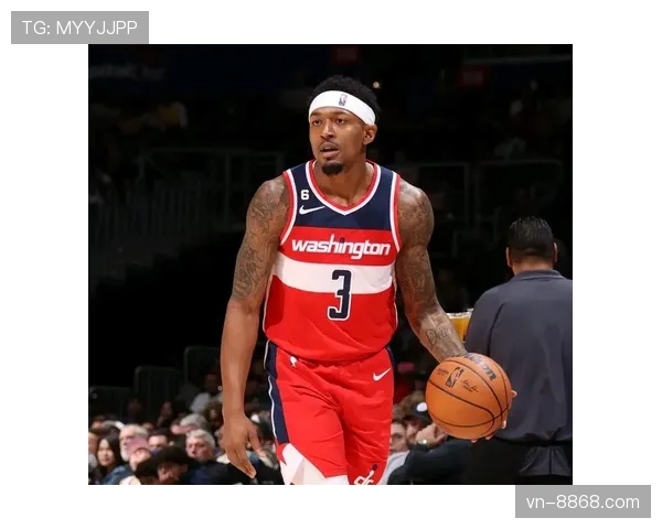 比尔无球跑动拉开空间，提升奇才外线火力